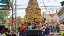 Tumpeng durian yang digelar Pemkab Pasuruan, Jawa Timur, menyuguhkan durian gratis untuk rakyat. (Foto: zonajatim)