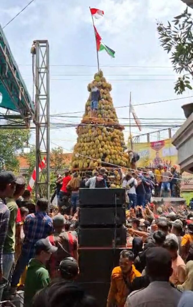 
					Tumpeng durian yang digelar Pemkab Pasuruan, Jawa Timur, menyuguhkan durian gratis untuk rakyat. (Foto: zonajatim)