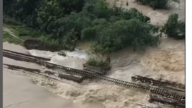 Imbas luapan air akibat banjir di Km 32+5/7 antara Stasiun Gubug - Stasiun Karangjati, Kabupaten Grobogan. Selasa 21 Januari 2025,  terjadi pembatalan dua pemberangkatan, serat perubahan rute. Instagram@infogrobogan.id
