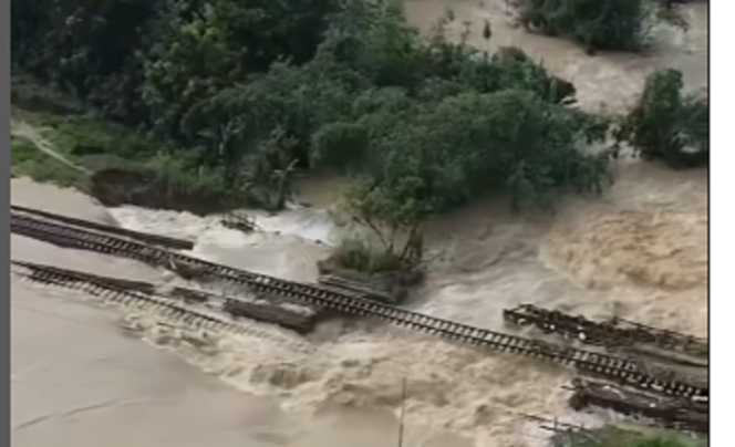 
					Imbas luapan air akibat banjir di Km 32+5/7 antara Stasiun Gubug - Stasiun Karangjati, Kabupaten Grobogan. Selasa 21 Januari 2025,  terjadi pembatalan dua pemberangkatan, serat perubahan rute. Instagram@infogrobogan.id
