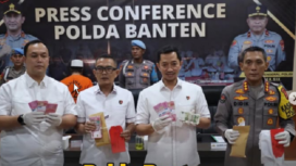 Dirserse Polda Banten dipimpin Kombes Pol Dian Setyawan menggelar konferensi pers terkait pengungkapan aksi seorang ustad pemilik pondok di Pandeglang, US, 48, yang mengaku mampu menggandakan uang. Ternyata uang itu palsu yang dibeli dari online Shopee. Instagram@humaspoldabanten