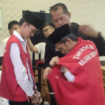 Petugas pengadilan membuka baju tahanan kedua terdakwa kasus narkoba, Apriana Bastian alias Apri dan Yoseph Daya Subakti. Ketua majelis Hakim irianto menjatuhkan hukuman mati kepada mereka berdua, Kamis 9 Januari 2025. Foto: Istimewa/seru.co.id