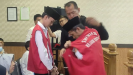 Petugas pengadilan membuka baju tahanan kedua terdakwa kasus narkoba, Apriana Bastian alias Apri dan Yoseph Daya Subakti. Ketua majelis Hakim irianto menjatuhkan hukuman mati kepada mereka berdua, Kamis 9 Januari 2025. Foto: Istimewa/seru.co.id