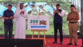 Menteri Sosial Saifullah Yusuf (Gus Ipul) saat meresmikan program 200 unit hunian tetap untuk korban gempa bumi Cianjur 2022 di Lapangan PKBM Sarbini, Cianjur, Rabu (15/1/2025).  (Foto: KREDONEWS.COM/ Istimewa)