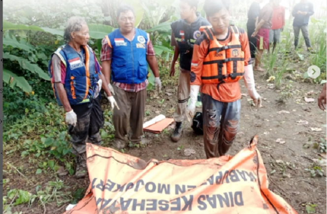 
					Tim Inafisi Reskrim Polres Mojokerto berhasil mengidentifasikai jasad pria yang mengapung di Rolak 9, Mojokerto. Ternyata bernama Abdul Gofur, warga Dusun Sidowaras, Desa Sumbermulyo, Kecamatan Jogoroto, Kabupaten Jombang. Foto: HO/ Istimewa