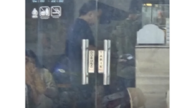 Inilah foto hasil tangkap layar video yang muncul di akun instagram@portaljtv,com. Tampak seorang pria yang mirip tersangka Ivan Sgianto sedang berada di sebuah kafe, Instagram@portaljtv.com
