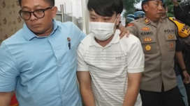 Polisi mengamankan Ivan Sugianto, tersangka kasus gonggongan anjing yang viral. Foto: antaranews
