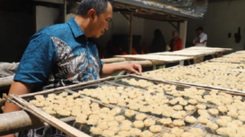 PJ Bupati Jombang Teguh Narutomo memeriksa secara teliti, produksi rengginang UMKM Jabong, dalam kunjungan kerja cek repeat order (pesan ulang) dari importer Brunei Darussalam, Sabtu 18 Januari 2025. Foto: jombangkab.go.id
