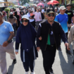 Pj Bupati Jombang, Teguh narutomo betrsama istri Ny. Irnie Victorynie Teguh Narutomo, didampingi tokoh muda Kopura bergerak dan berjalan bersama, dalam acara pembukaan CFD Brantas Utara, Ploso Jombang, Minggu 19 Januari 2025.  Foto: jombangkab.go.id