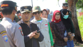 Pj Bupati Jombang, Teguh Narutomo meninjau langsung lokasi tambang galian C di desa Bugasur, Gudo, yang berbatasan dengan wilayah kabupaten Kediri, Minggu 19 Januari 2025.  Ternyata memang tidak ada izin, sehingga Teguh secara tegas menyatakan harus ditutup. Foto: jombangkab.go.id