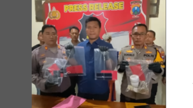 Polres Jombang menggelar konferensi pers terkait insiden pembunuhan yang terjadi di Babrbershop Masterpiece di Jl. Dr Wahidin, Jombang, kamis malam 9 Januari 2025. Tangkap layar video instagram@wargajombang