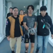 Polisi membawa Ainur Wahyudi, tersangka korupsi dana desa Rp 120,7 juta,  dua tahun menghilang dan bekerja sebagai sopir di perusahaan kayu di Balikpapan, kaltim. Tangkap layar video instagram@kabarterdepanmojokerto