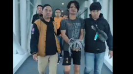 Polisi membawa Ainur Wahyudi, tersangka korupsi dana desa Rp 120,7 juta,  dua tahun menghilang dan bekerja sebagai sopir di perusahaan kayu di Balikpapan, kaltim. Tangkap layar video instagram@kabarterdepanmojokerto