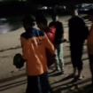 Orang tua Siswa SMPN 7 melakukan doa bersama dan terlihat melarung kelapa di pantai Drini Gunungkidul pada malam harinya, Rabu, 28 Januari 2025. Tangkap layar video@aslimojokertocom