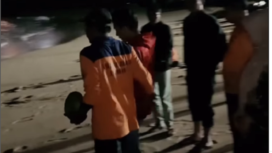 Orang tua Siswa SMPN 7 melakukan doa bersama dan terlihat melarung kelapa di pantai Drini Gunungkidul pada malam harinya, Rabu, 28 Januari 2025. Tangkap layar video@aslimojokertocom