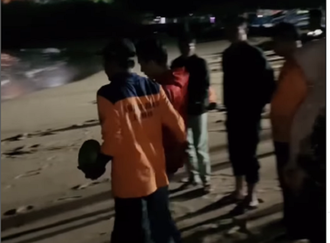 
					Orang tua Siswa SMPN 7 melakukan doa bersama dan terlihat melarung kelapa di pantai Drini Gunungkidul pada malam harinya, Rabu, 28 Januari 2025. Tangkap layar video@aslimojokertocom