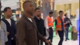 Fans Indonesia menyambut kedatangan Patrick Kluivert saat tiba di Indonesia, Sabtu 11 Januari 2025. tangkap layar video instagram@ctd.insider