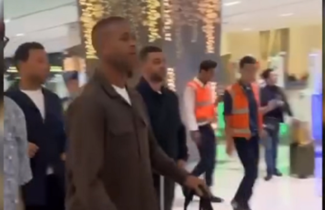 
					Fans Indonesia menyambut kedatangan Patrick Kluivert saat tiba di Indonesia, Sabtu 11 Januari 2025. tangkap layar video instagram@ctd.insider