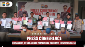 Polres Jember menyelenggarakan konferensi pers terkait pengungkapan kasus curanmor dan suami istri gunakan identitas palsu untuk mendapat kredit di bank. Acara dilaksanakan di maporles Jember, Kamis 16 Januari 2025. Instagram@humaspolresjember