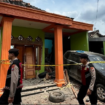 Personel Gegana dan Polda Jatim turun ke desa Sumolawang, kecamatan Puri, jabupaten Mojokerto,, Senin, 13 Januari 2025, pasca terjadi ledakan rumah milik seorang anggota polisi di Mojokerto. instagram.@aslimojokertocom