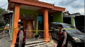 Personel Gegana dan Polda Jatim turun ke desa Sumolawang, kecamatan Puri, jabupaten Mojokerto,, Senin, 13 Januari 2025, pasca terjadi ledakan rumah milik seorang anggota polisi di Mojokerto. instagram.@aslimojokertocom