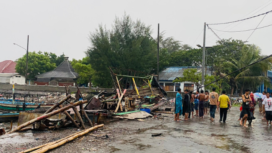 Rumah roboh dan berantakan di kawasan kecamatan Lekok, kabupaten Pasuruan, akibat diterjang angin puting beliung yang melanda kawasan itu   pukul 16.30 wib, Minggu 19 Januari 2025. Foto: Kominfo Pasuruan