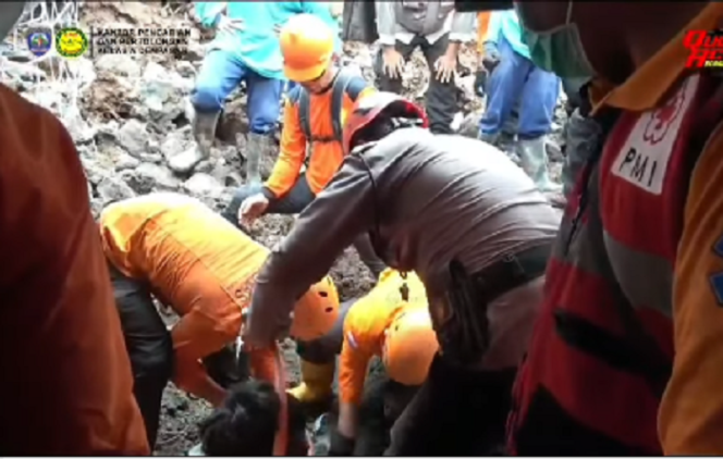 
					Tim SAR Gabungan Bali telah berhasil menyelesaikan evakuasi korban tembok ambruk di Jalan Ken Dedes, Ubung Kaja, Denpasar pada Senin, 20 Januari 2025,Instagram@basarnas_bali