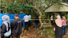 Tim Polda Jawa Tengah melakukan ekshumasi (bongkar makam) mendaing Darso, 43, di TPU Sekrakal Gilisari, Mijen, kota Semarang, Senin 13 Januari 2025. Foto: Istimewa