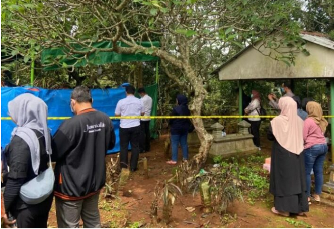 
					Tim Polda Jawa Tengah melakukan ekshumasi (bongkar makam) mendaing Darso, 43, di TPU Sekrakal Gilisari, Mijen, kota Semarang, Senin 13 Januari 2025. Foto: Istimewa