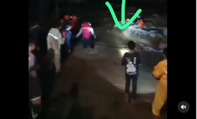 
					Tim SAR berjibaku pada malam hari untuk menemukan korban ketiga, dalam kasus tiga mahasiswa Unhas terseret air singap Bislab di Maros, Kamis, 23 Januari 2025. Tangkap layar video instagram@info.padek