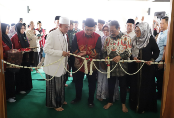 
					Pj Bupati Jombang, Teguh Nartomo meresmikan masjid Baitul Maqdis di kompleksn pondok pesantera Bhakti Bapak Emak, di Bareng, Sabtu 25 Januari 2025. Foto: jombangkab.go.id