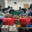 Para karyawan Dapur Makanan Bergizi (DMB) sedang menyiapkan menu untuk dibagikan kepada para siswa-siswi secara gratis (Foto: Istimewa)