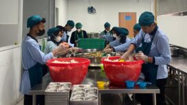 Para karyawan Dapur Makanan Bergizi (DMB) sedang menyiapkan menu untuk dibagikan kepada para siswa-siswi secara gratis (Foto: Istimewa)