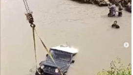 Mobil Taft ini meluncur ke sungai Karangploso, Piyungan, gegara diparkir tanpa hand rem. Instagram@merapi_udercover
