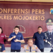 Petugas Labfor Polda Jatim menggelar konferensi pers di Polres Mojokerto terkait  dengan kasus ledakan di rumah AIpda Maryudi, di kawasan Puri, Mojokerto. Instagram@polres_mojoketto