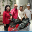 Ketua Banggar DPR-RI, Said Abdullah menyerahkan bantuan sepeda motor kepada guru honorer Ahmad Nurdin, 32. Tanggal 13 Januari lalu, motor guru honorer di pulau Kangean  itu dibakar seorang pemuda yang mengaku tersinggung atas pidato menyinggung soal miras dalam upacara di sekolah. instagram@kominfosumenep