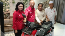 Ketua Banggar DPR-RI, Said Abdullah menyerahkan bantuan sepeda motor kepada guru honorer Ahmad Nurdin, 32. Tanggal 13 Januari lalu, motor guru honorer di pulau Kangean  itu dibakar seorang pemuda yang mengaku tersinggung atas pidato menyinggung soal miras dalam upacara di sekolah. instagram@kominfosumenep