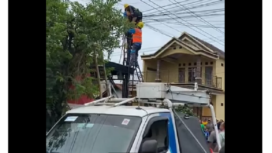 Seorang pemuda pekerja sebuah perushaaan jaringan Wifi tewas tersengat listrik di Prabom, Nganjuk, Rabu 22 Januari 2025. tangkap layar video@celah.id