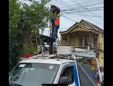 Seorang pemuda pekerja sebuah perushaaan jaringan Wifi tewas tersengat listrik di Prabom, Nganjuk, Rabu 22 Januari 2025. tangkap layar video@celah.id