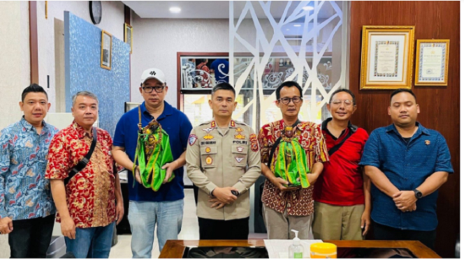 
					Kasus pencurian dua patung Buddha berusia 400 tahun  dikembalikan ke Vihara Welas Asih Cirebon, dan diselesaikan secara kekeliarga tanpa melalui proses hukum. Foto: tribratanews.jabar.polri.go.id