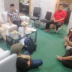 Suasana santai persiapan peringatan 76 Tahun Letkol. dr RM Soebandi Gugur, dilaksanakan di ruang kantor pengurus Yayasan Pendidikan Jember International School (YP JIS), kampus Universitas Doker Soebandi. Foto: kredonews.com/ priyo suwarno
