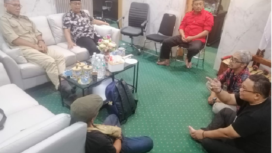 Suasana santai persiapan peringatan 76 Tahun Letkol. dr RM Soebandi Gugur, dilaksanakan di ruang kantor pengurus Yayasan Pendidikan Jember International School (YP JIS), kampus Universitas Doker Soebandi. Foto: kredonews.com/ priyo suwarno