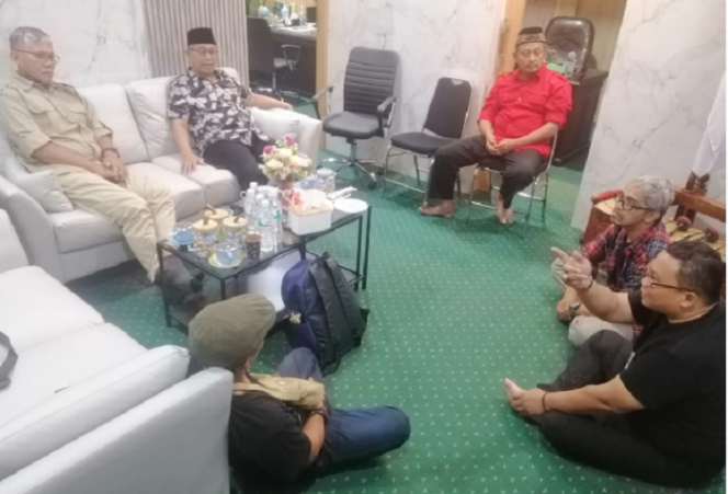 
					Suasana santai persiapan peringatan 76 Tahun Letkol. dr RM Soebandi Gugur, dilaksanakan di ruang kantor pengurus Yayasan Pendidikan Jember International School (YP JIS), kampus Universitas Doker Soebandi. Foto: kredonews.com/ priyo suwarno