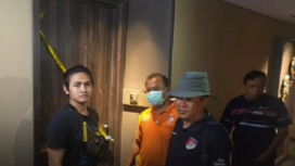 Petugas kepolisian Polsek Genteng, Surabaya menyegel sebuah kamar di kawasan Tujungan, lokasi seorang pria asal Bubutan Surabaya mencekik pacarnya hingga tewas, Kamis dini hari 16 Januari 2025. Instagram@suarasurabayamedia/polsek genteng