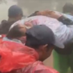 Seorang pendaki Lawu, Reza berbobot badan 100 kg terpeleset dan cidera. Sebanyak 20 relawan Tim relawan dari Lembaga Masyarakat Desa Hutan (LMDH) menggunakan tandu mengevakuasi korban selama lima turun gunung. Foto: Dok Relawan/Kompas.com