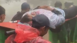 Seorang pendaki Lawu, Reza berbobot badan 100 kg terpeleset dan cidera. Sebanyak 20 relawan Tim relawan dari Lembaga Masyarakat Desa Hutan (LMDH) menggunakan tandu mengevakuasi korban selama lima turun gunung. Foto: Dok Relawan/Kompas.com