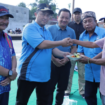Pj Bupati Jombang Teguh Narutomo menyerahkan potongan tumpeng kepada ketua PKL Sentra Kuliner Jombang di Jl. Ahmad Dahlan, Jumat 17 Januari 2025. Foto: jombangkab.go,id