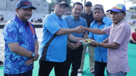 Pj Bupati Jombang Teguh Narutomo menyerahkan potongan tumpeng kepada ketua PKL Sentra Kuliner Jombang di Jl. Ahmad Dahlan, Jumat 17 Januari 2025. Foto: jombangkab.go,id