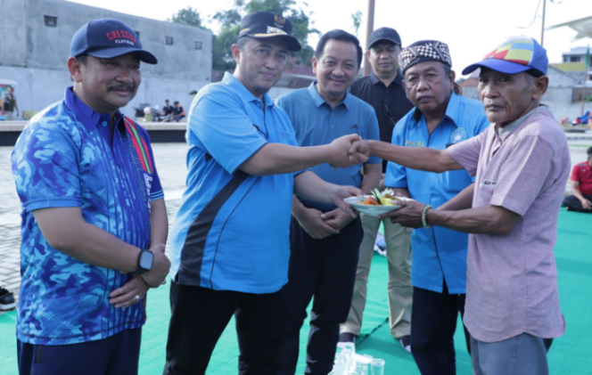 
					Pj Bupati Jombang Teguh Narutomo menyerahkan potongan tumpeng kepada ketua PKL Sentra Kuliner Jombang di Jl. Ahmad Dahlan, Jumat 17 Januari 2025. Foto: jombangkab.go,id