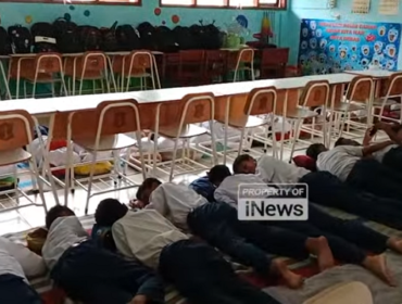 Uji coba tidur di kelas SMPN 39 Surabaya menjadi viral. tangkap layar video@iNews